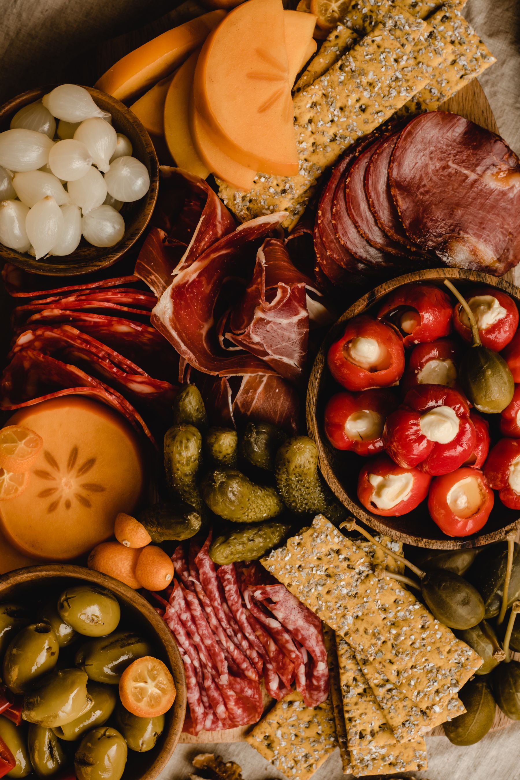 Eksklusivt charcuterie board med ost, spegekød, frugt og kiks